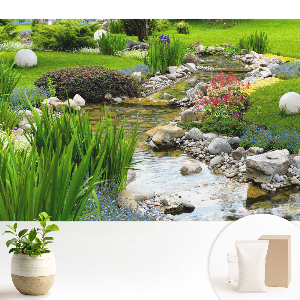 Grădină verde cu un pârâu de piatră