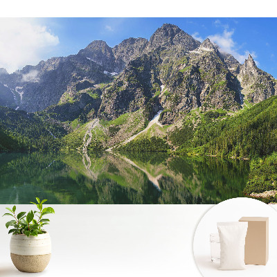 Vârfuri de munte deasupra lacului