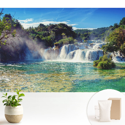 O cascadă uimitoare înconjurată de verdeață