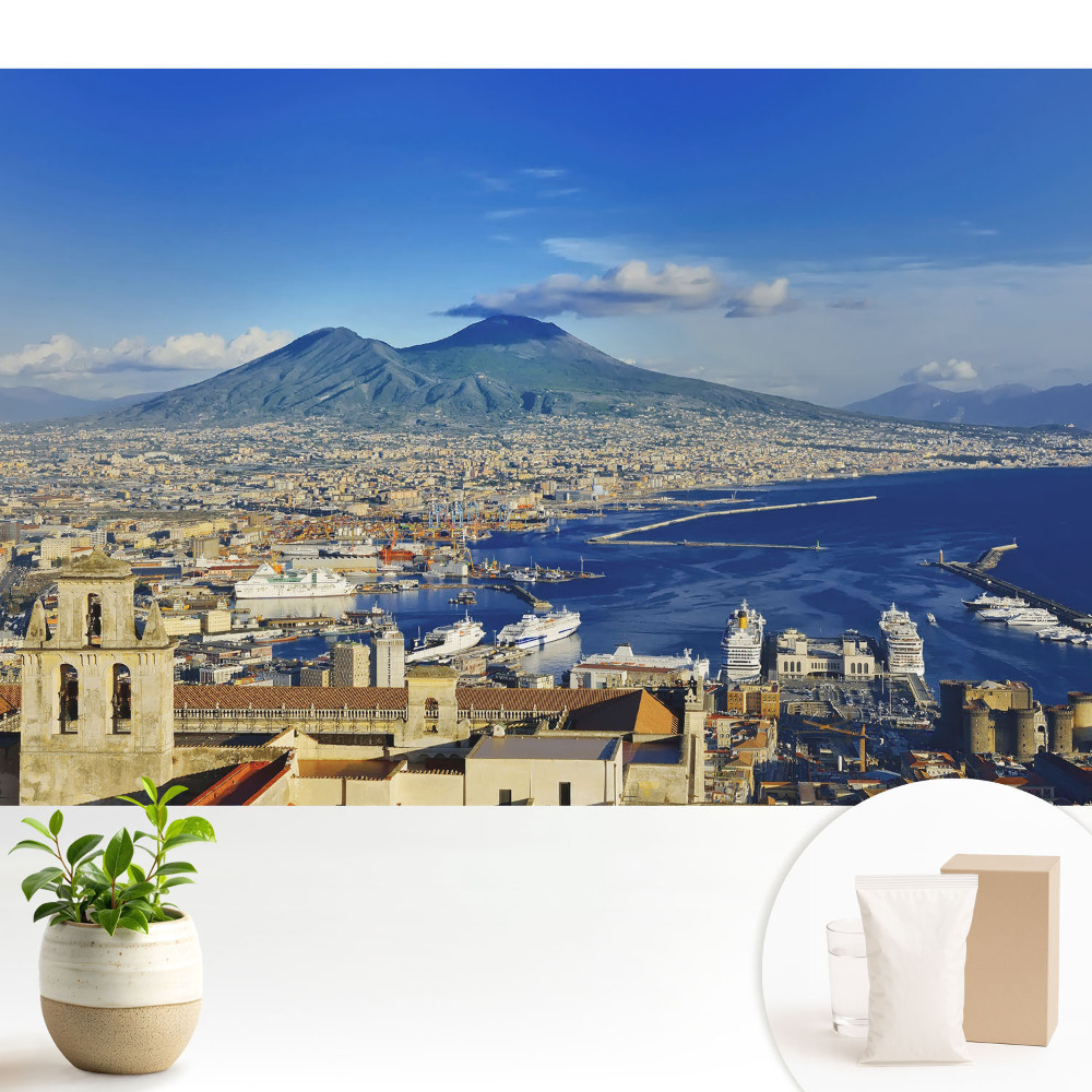 Un peisaj pitoresc cu un vulcan și un port