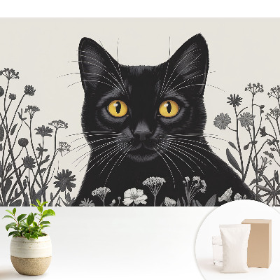 O pisică neagră cu ochi galbeni printre flori
