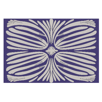 Motive florale simetrice pe fundal violet