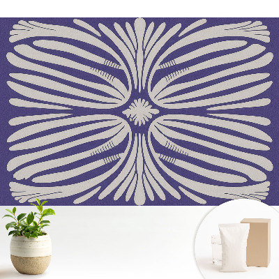 Motive florale simetrice pe violet