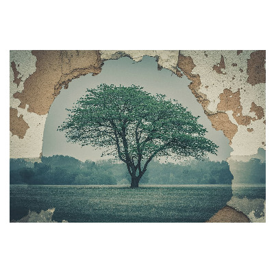 Motiv nostalgic cu un copac pe fundalul unui zid vechi