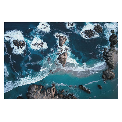 Vedere aeriană a oceanului cu stânci în culori vii