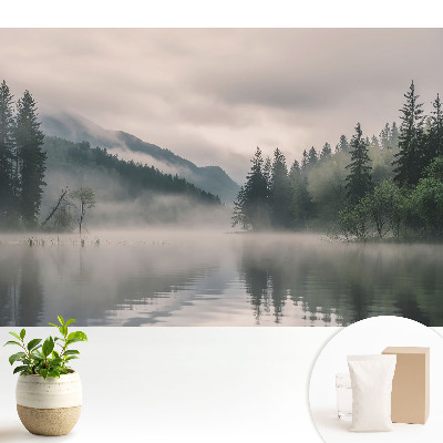 Ceață peste lac printre munți