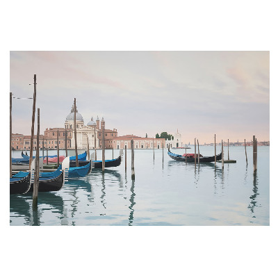 Lagună fermecătoare cu gondole în nuanțe pastelate