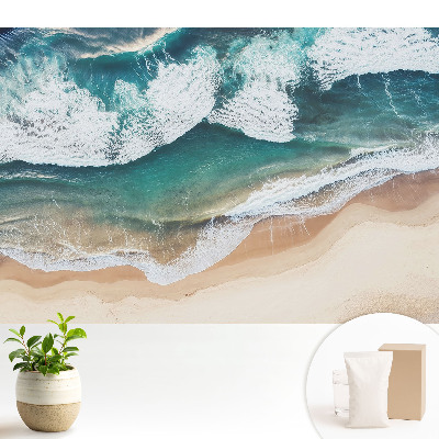 Valurile oceanului și plaja aurie