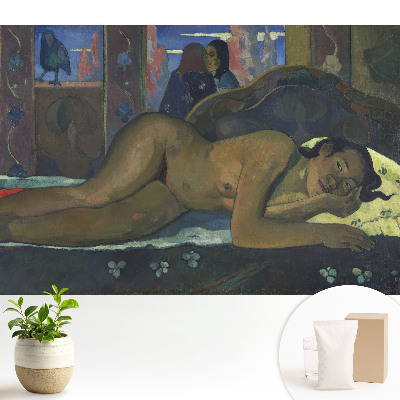 O femeie exotică într-un interior liniștit