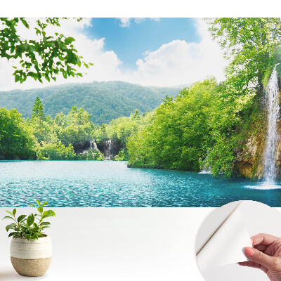 O cascadă printre munții verzi