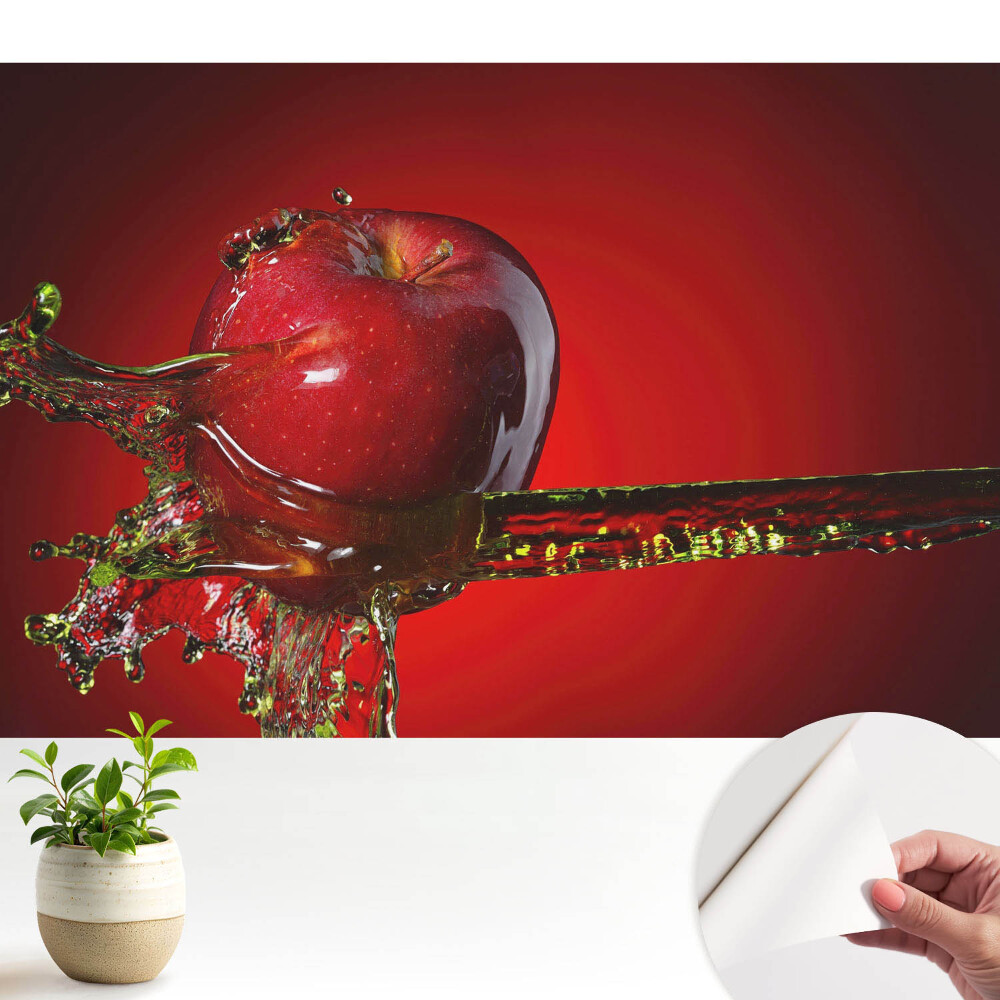 Măr roșu dinamic într-o stropire de lichid