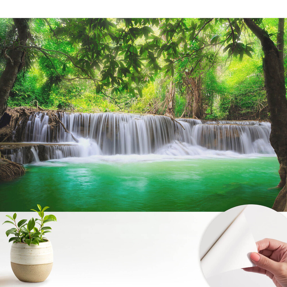 O cascadă înconjurată de verdeață