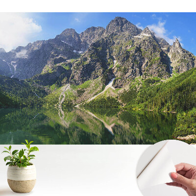 Vârfuri de munte deasupra lacului