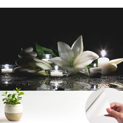 Aranjament cu crini, pietre decorative și lumânări