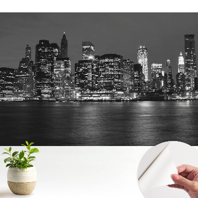 Panoramă a orașului noaptea cu reflexie în apă