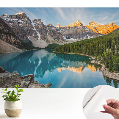 Panoramă montană cu un lac