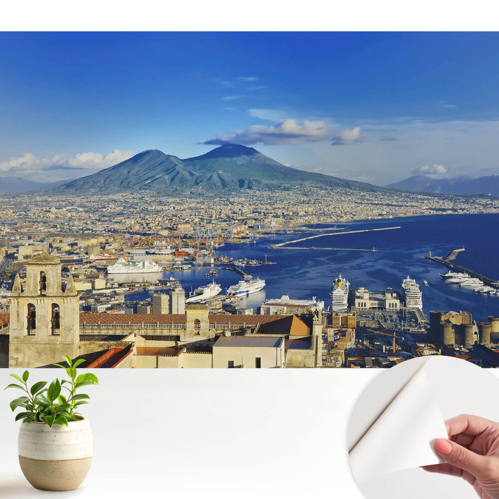 Un peisaj pitoresc cu un vulcan și un port