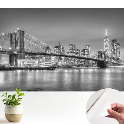 Panoramă nocturnă a metropolei cu poduri și zgârie‑nori