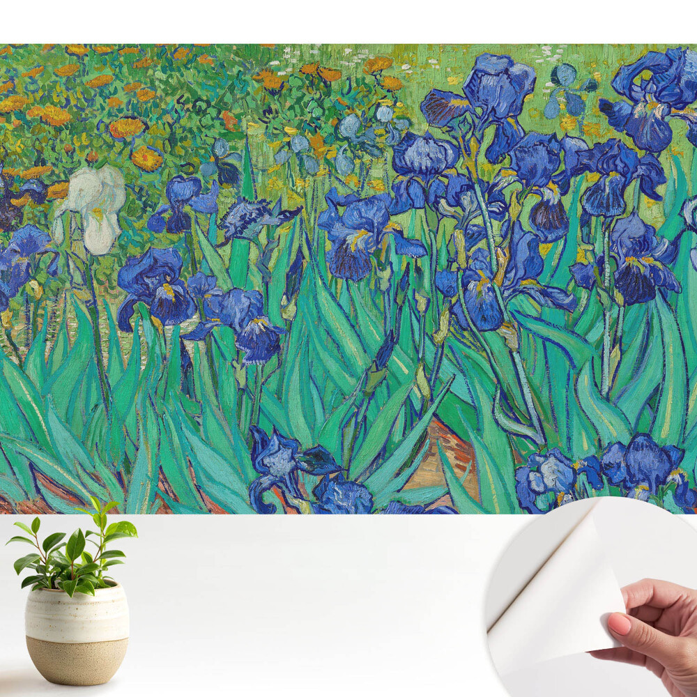 Iriși violet într-o grădină verde