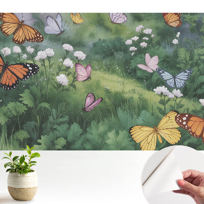 Fluturi colorați peste o pajiște plină de flori