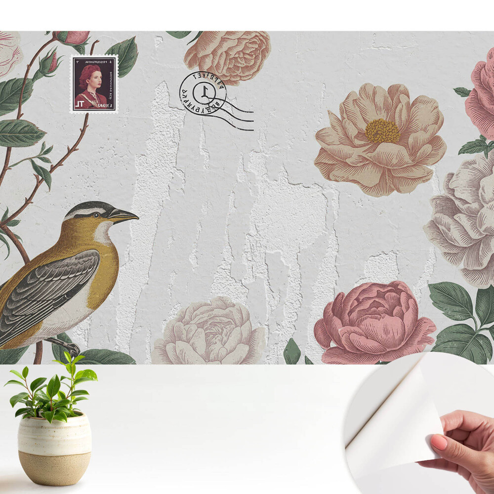 Flori și o pasăre pe fundalul peretelui