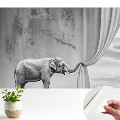 Un elefant într-o lume suprarealistă