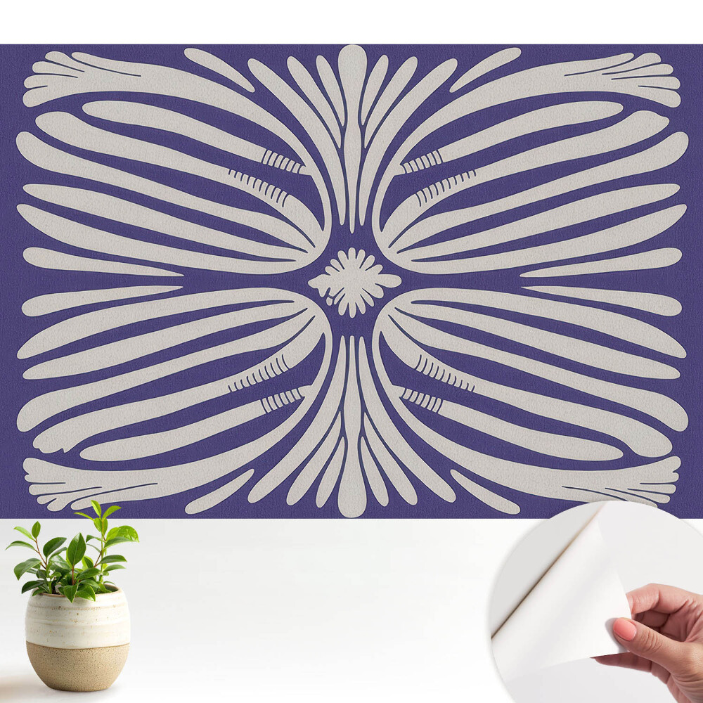 Motive florale simetrice pe fundal violet