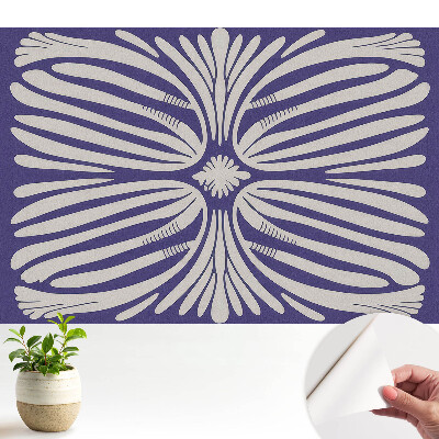 Motive florale simetrice pe fundal violet