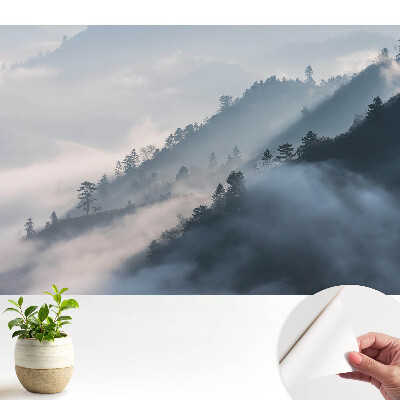 Peisaj de munți și copaci într-o zi înnorată