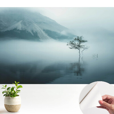 Un copac singuratic în ceața dimineții