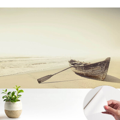 O barcă liniștită pe plajă