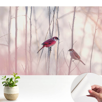 Păsări drăguțe în pădurea roz