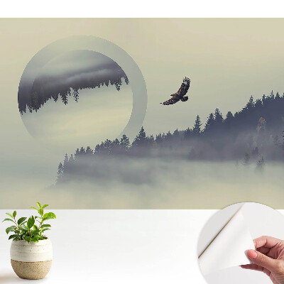 O pasăre maiestuoasă printre copacii învăluiți în ceață