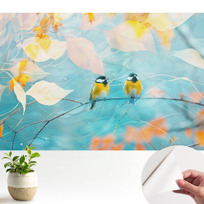 Păsări pe o creangă cu accente de frunze.