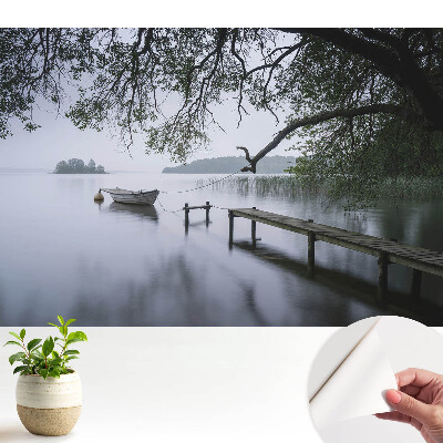 Relaxare lângă lac în liniștea naturii