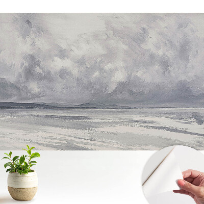 Nori negri deasupra mării calme