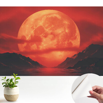 Luna peste munți, culori intense