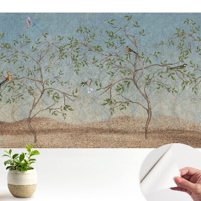 Păsări colorate pe un copac într-o atmosferă liniștită