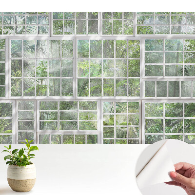 Jungla verde în spatele ferestrelor albe