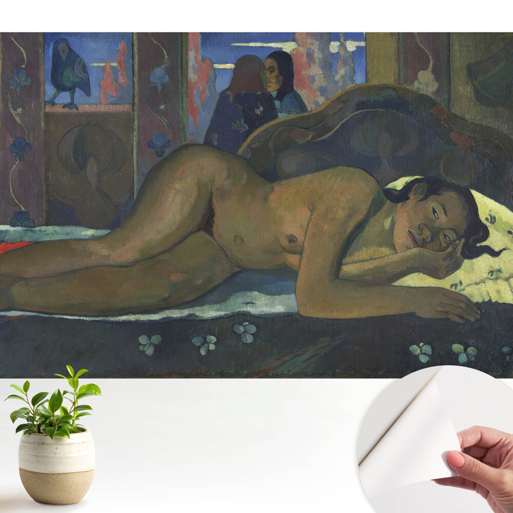 O femeie exotică într-un interior liniștit