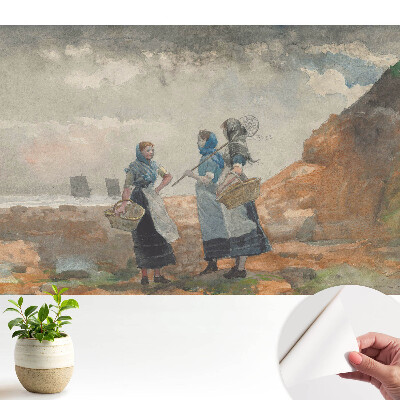 Femei la malul mării îmbrăcate în costume tradiționale