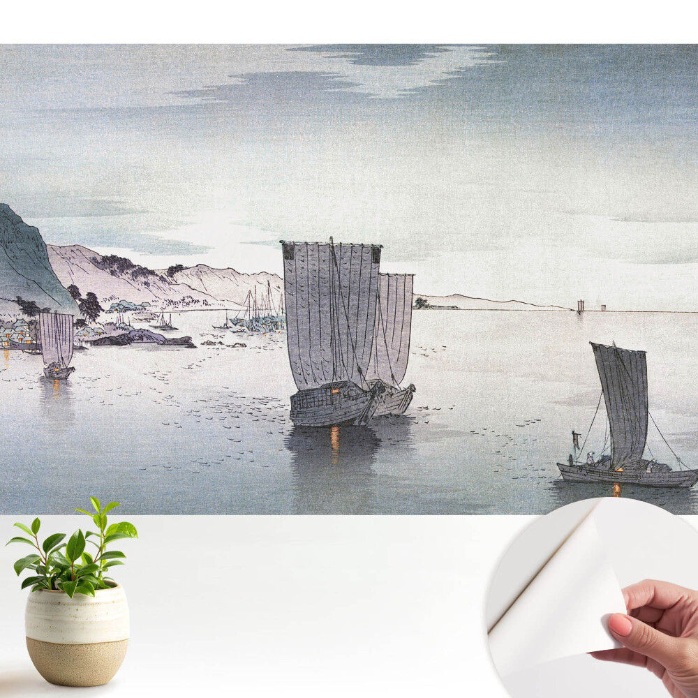 Bărci cu pânze pe o întindere calmă de apă printre dealuri