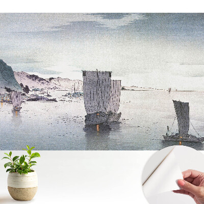 Bărci cu pânze pe o întindere calmă de apă printre dealuri