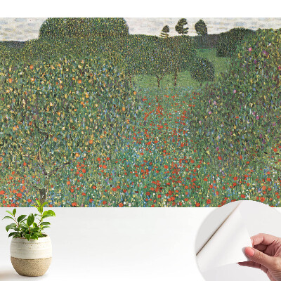 O pajiște înflorită printre copaci