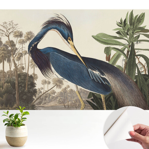 O pasăre exotică pe fundalul vegetației