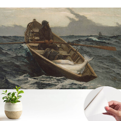 Un pescar pescuiește într-o mare furtunoasă