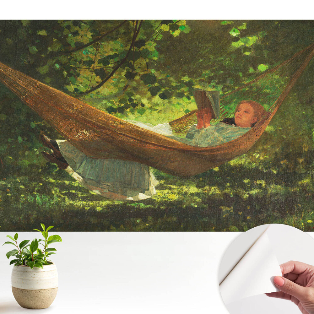 O fată într-un hamac sub copaci