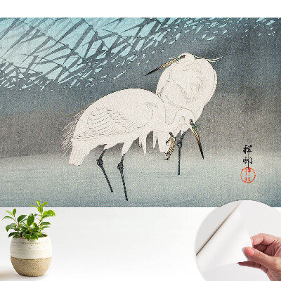 Detaliu cu păsări tradiționale care simbolizează pacea pe apă