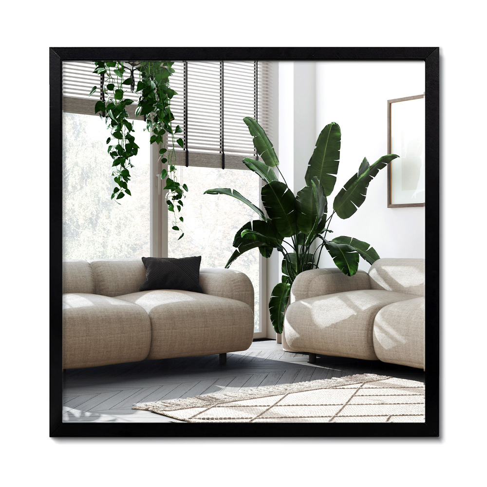 Oglinda patrata de perete suspendată într-o ramă