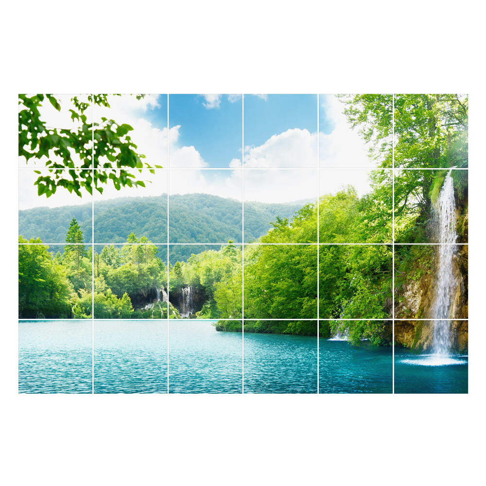 Autocolante pentru gresie Cascade într-un peisaj verde